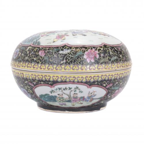 ESCUELA CHINA, SIGLO XX. CAJA EN PORCELANA FAMILIA ROSA.