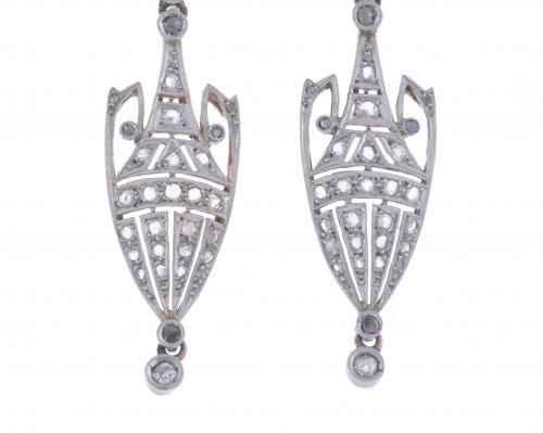 PENDIENTES LARGOS NOUCENTISTAS CON DIAMANTES.
