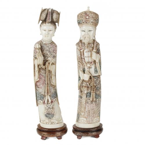 ESCUELA CHINA, PRIMERA MITAD SIGLO XX. PAREJA DE FIGURAS DE CORTESANOS EN MARFIL.