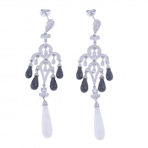 PENDIENTES GIRANDOLE CON DIAMANTES Y ÓNIX.