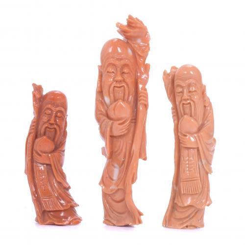 305-20TH CENTURY CHINESE SCHOOL. THREE SMALL FIGURES IN CORAL.