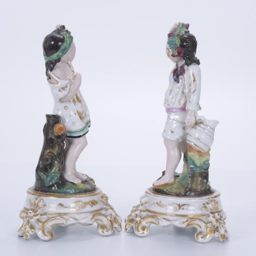 PAIR OF ELIZABETHAN VASES IN PORCELAIN, S. XIX. 