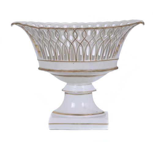 AFTER MODELS BY REAL FÁBRICA DE PORCELANA DEL BUEN RETIRO. FERDINAND FRUIT BOWL, SIGLO XIX.