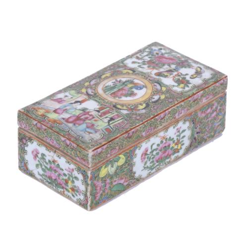 312-CHINESE BOX IN ROSE FAMILY CANTON PORCELAIN, 20TH CENTURY.