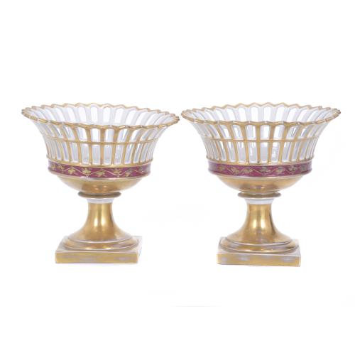 AFTER MODELS BY REAL FÁBRICA DE PORCELANA DEL BUEN RETIRO. PAIR OF FERDINAND PORCELAIN GOBLETS.