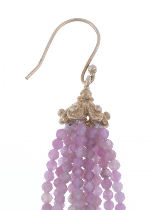 PENDIENTES LARGOS POMPÓN EN CUARZO ROSA.