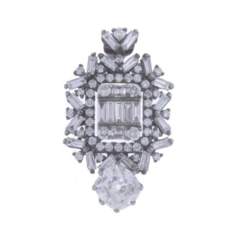 COLGANTE CON DIAMANTES.