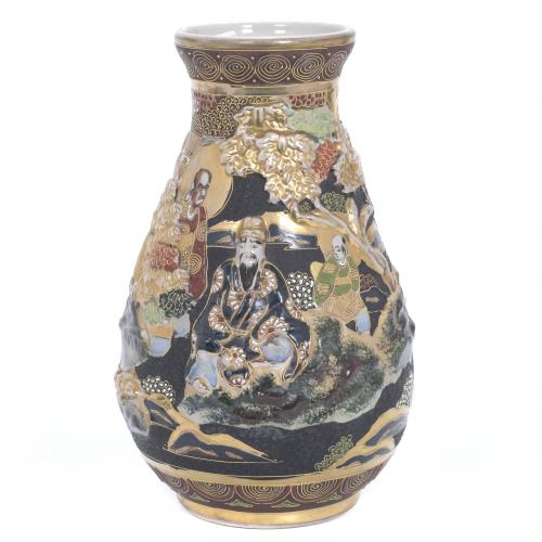 ESCUELA JAPONESA, SIGLO XX. JARRÓN EN PORCELANA SATSUMA.