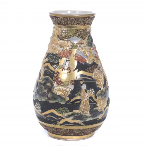 20TH CENTURY, JAPANESE SCHOOL. SATSUMA PORCELAIN VASE.