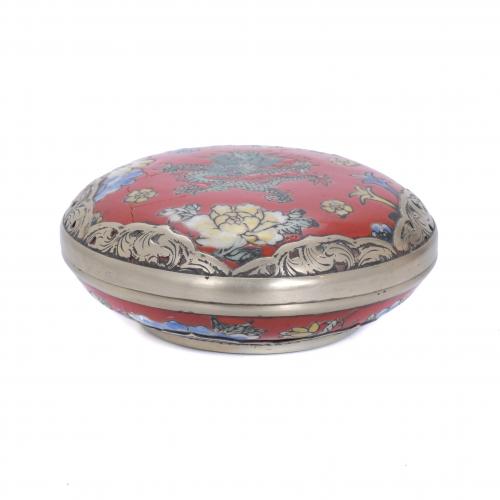 CHINESE SCHOOL, REPUBLIC PERIOD. PORCELAIN AND BRONZE BOX.