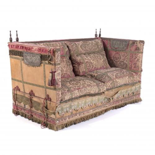 ENGLISH "KNOLE" SOFA, LATE 19TH CENTURY.