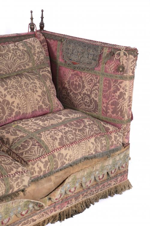 ENGLISH "KNOLE" SOFA, LATE 19TH CENTURY.