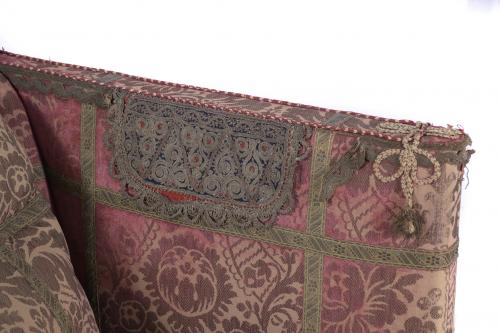 ENGLISH "KNOLE" SOFA, LATE 19TH CENTURY.