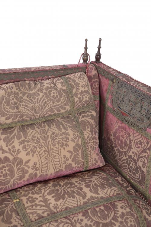 ENGLISH "KNOLE" SOFA, LATE 19TH CENTURY.