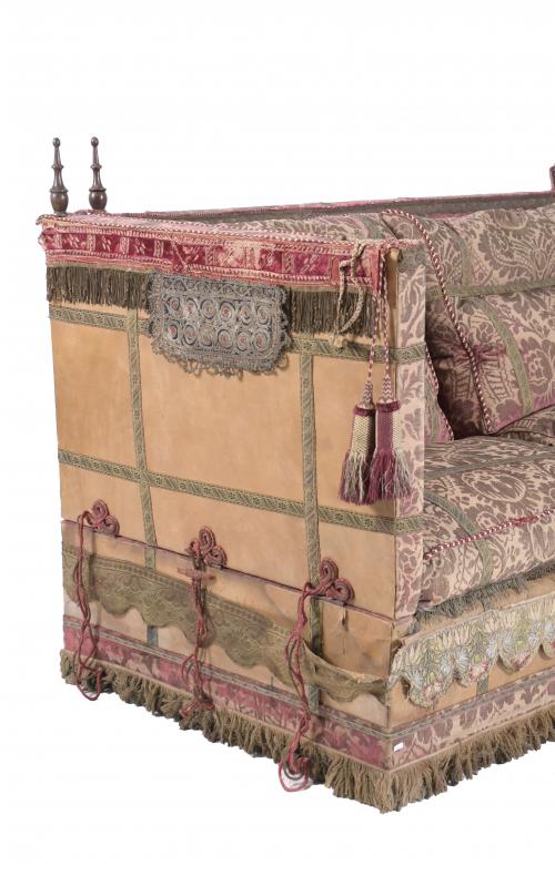 ENGLISH "KNOLE" SOFA, LATE 19TH CENTURY.