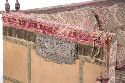 ENGLISH "KNOLE" SOFA, LATE 19TH CENTURY.