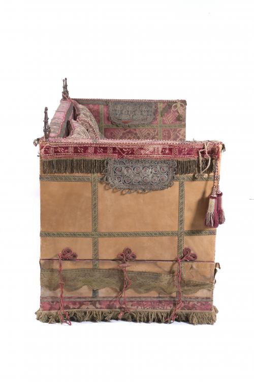 ENGLISH "KNOLE" SOFA, LATE 19TH CENTURY.
