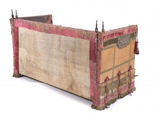 ENGLISH "KNOLE" SOFA, LATE 19TH CENTURY.