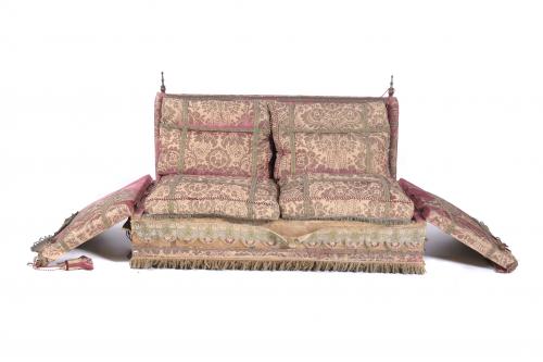 ENGLISH "KNOLE" SOFA, LATE 19TH CENTURY.