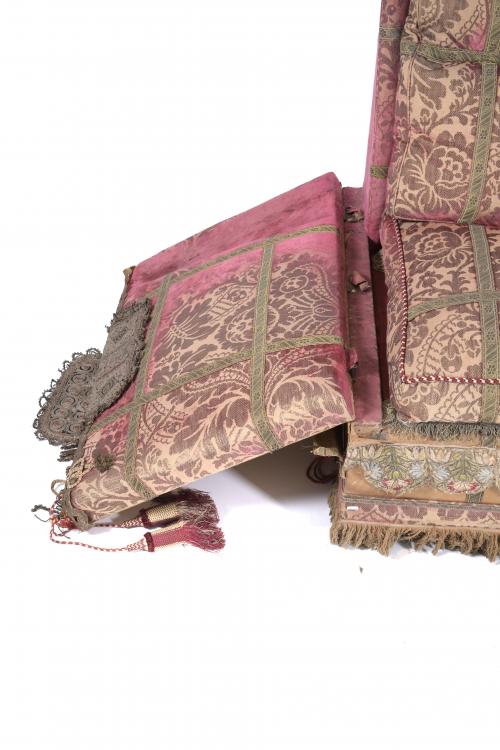 ENGLISH "KNOLE" SOFA, LATE 19TH CENTURY.