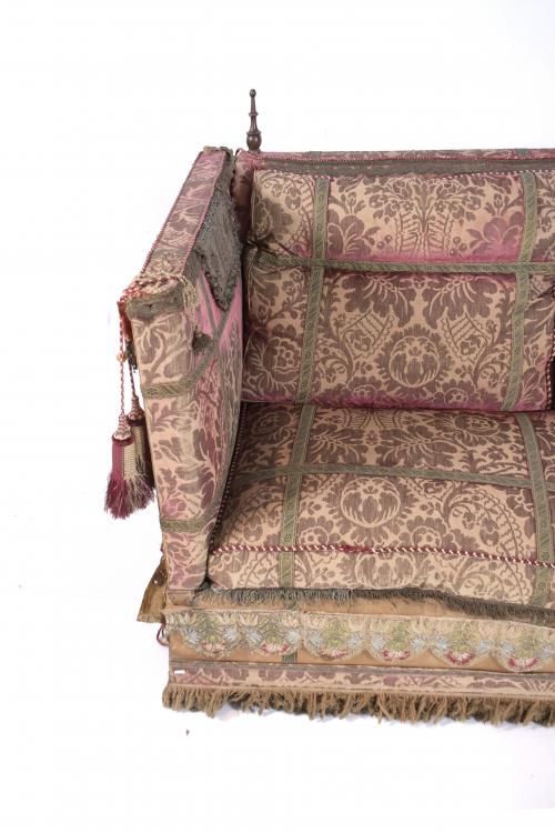 ENGLISH "KNOLE" SOFA, LATE 19TH CENTURY.