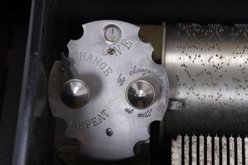 SWISS MUSIC BOX, LATE 19TH CENTURY.