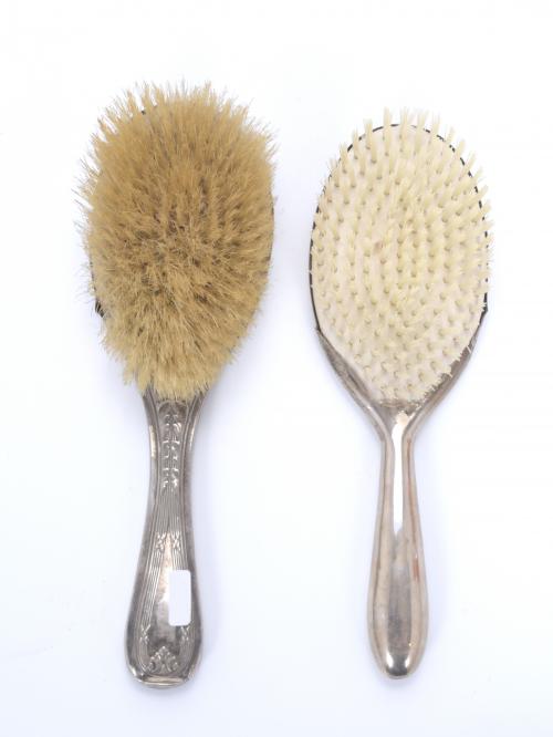VANITY SET IN CARVED GLASS AND SILVER, MID 20TH CENTURY.