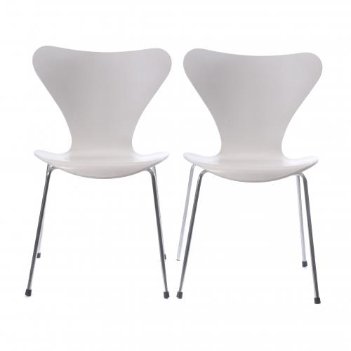 ARNE JACOBSEN (1902-1971). PAIR OF "SERIES 7" MODEL CHAIRS, CIRCA 1980.