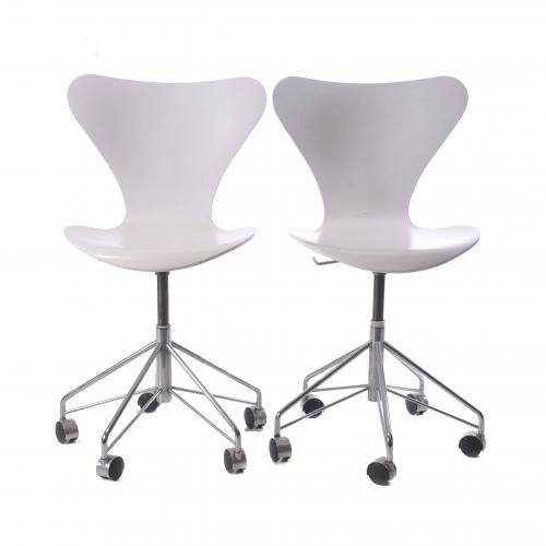 ARNE JACOBSEN (1902-1971). PAIR OF "SERIES 7" MODEL SWIVEL CHAIRS, CIRCA 1980.