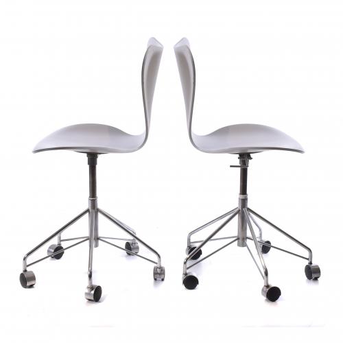 ARNE JACOBSEN (1902-1971). PAIR OF "SERIES 7" MODEL SWIVEL
