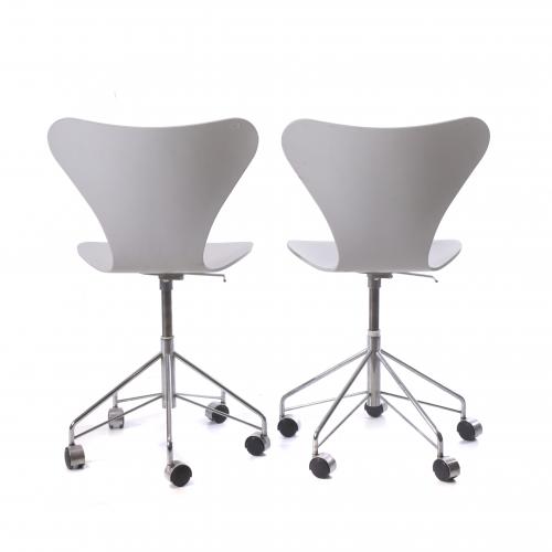 ARNE JACOBSEN (1902-1971). PAIR OF "SERIES 7" MODEL SWIVEL