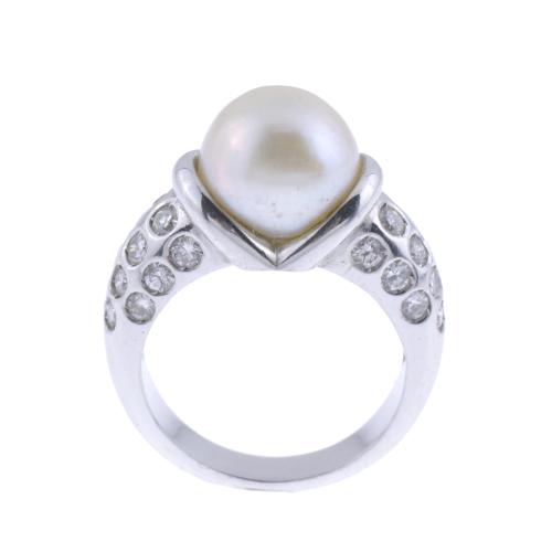 PEARL AND DIAMONDS RING.