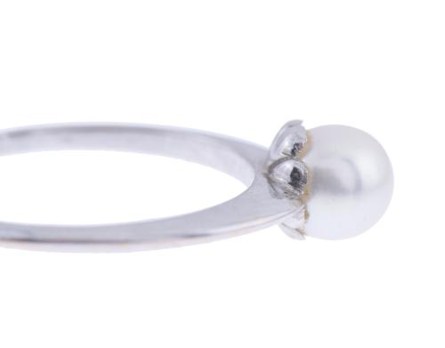 RING WITH A SMALL PEARL.