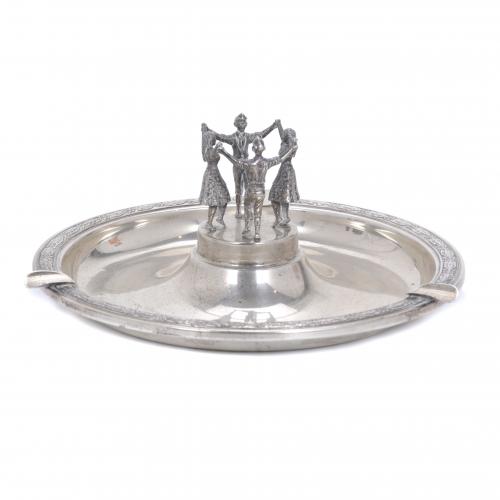 SILVER ASHTRAY DEPICTING A SARDANA, SECOND HALF 20TH CENTURY.