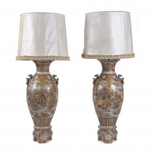 PAIR OF VASE-LAMPS IN SATSUMA CERAMIC, WITH STAND. EARLY 20TH CENTURY.