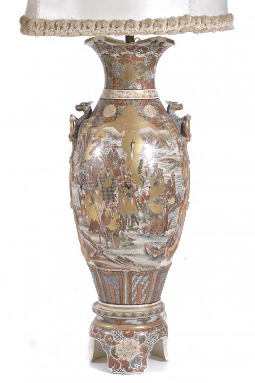 PAIR OF VASE-LAMPS IN SATSUMA CERAMIC, WITH STAND. EARLY 20