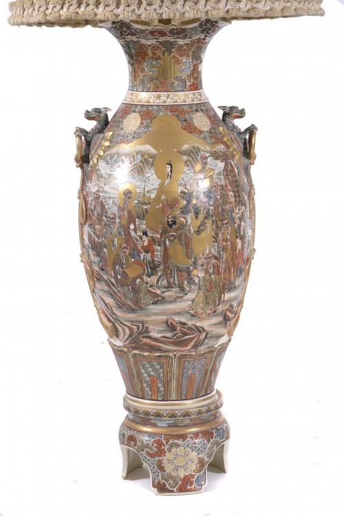 PAIR OF VASE-LAMPS IN SATSUMA CERAMIC, WITH STAND. EARLY 20