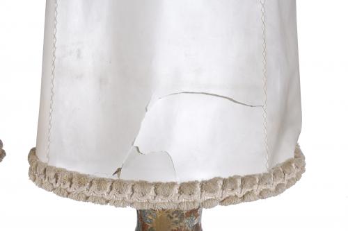 PAIR OF VASE-LAMPS IN SATSUMA CERAMIC, WITH STAND. EARLY 20