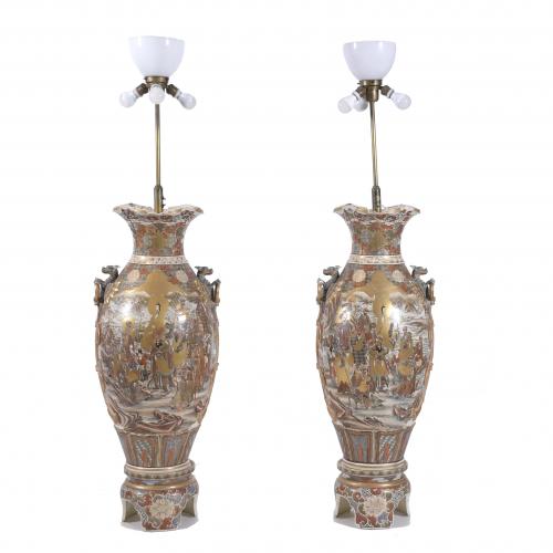 PAIR OF VASE-LAMPS IN SATSUMA CERAMIC, WITH STAND. EARLY 20