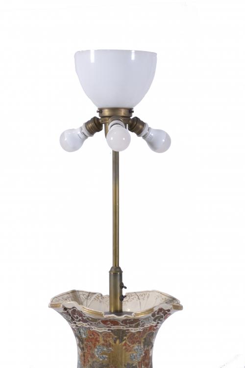 PAIR OF VASE-LAMPS IN SATSUMA CERAMIC, WITH STAND. EARLY 20