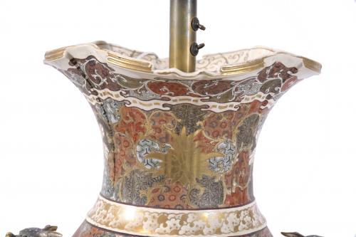 PAIR OF VASE-LAMPS IN SATSUMA CERAMIC, WITH STAND. EARLY 20