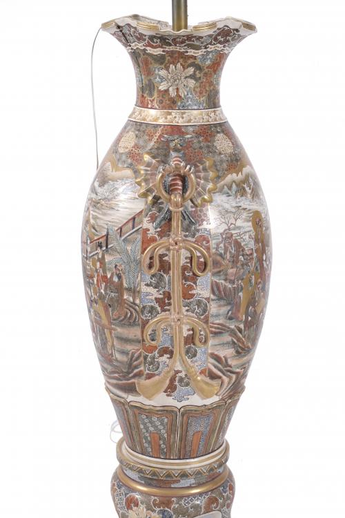 PAIR OF VASE-LAMPS IN SATSUMA CERAMIC, WITH STAND. EARLY 20