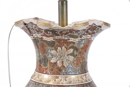 PAIR OF VASE-LAMPS IN SATSUMA CERAMIC, WITH STAND. EARLY 20