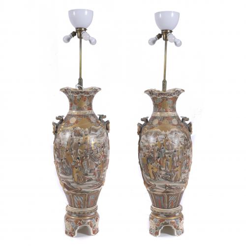 PAIR OF VASE-LAMPS IN SATSUMA CERAMIC, WITH STAND. EARLY 20
