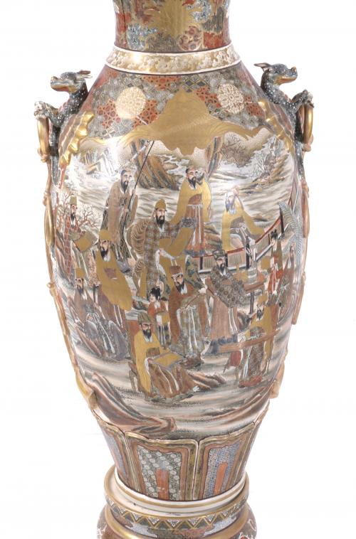 PAIR OF VASE-LAMPS IN SATSUMA CERAMIC, WITH STAND. EARLY 20