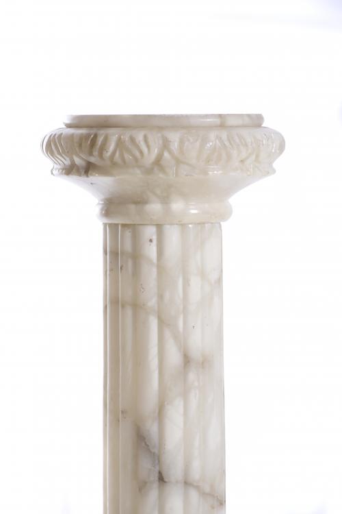 Columna en alabastro polilobulada.
