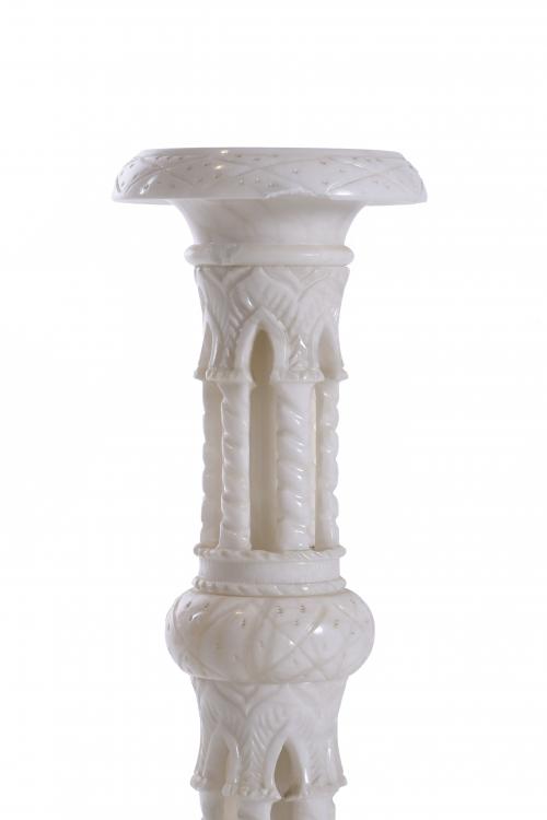 Columna en alabastro con columnas interiores.