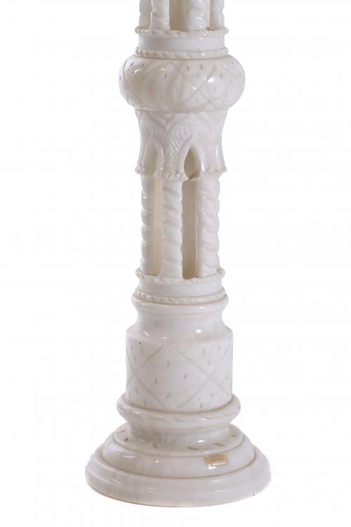 Columna en alabastro con columnas interiores.