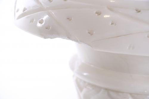 Columna en alabastro con columnas interiores.