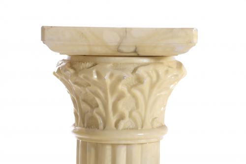 Columna en alabastro corintia.